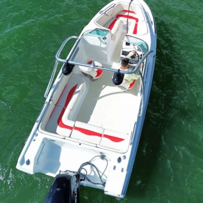 Alternative view of Wakeboard en Guatapé en Lancha Deportiva de lujo Sencilla