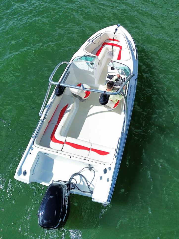 Wakeboard en Guatapé en Lancha Deportiva de lujo Sencilla - Image 2