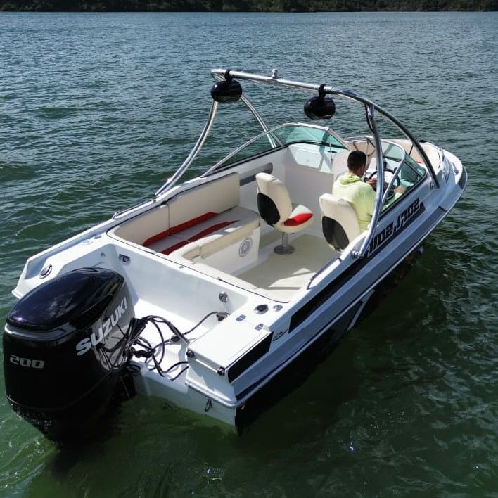 Wakeboard en Guatapé en Lancha Deportiva de lujo Sencilla - Image 3