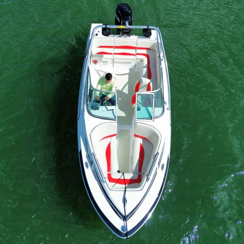 Wakeboard en Guatapé en Lancha Deportiva de lujo Sencilla - Image 4