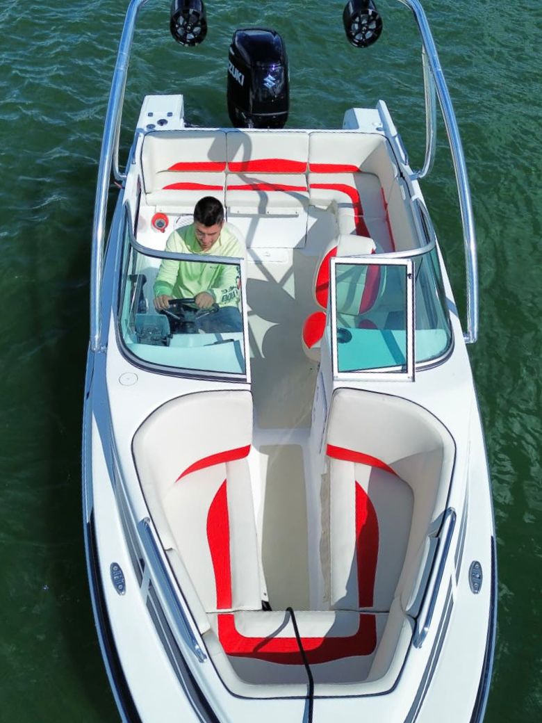 Wakeboard en Guatapé en Lancha Deportiva de lujo Sencilla - Image 5