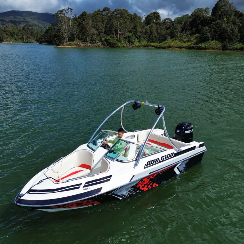 Wakeboard en Guatapé en Lancha Deportiva de lujo Sencilla - Image 6