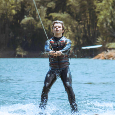 Alternative view of Wakeboard – Wakesurf – Esqui Acuático en Guatape