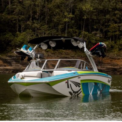 Wakeboard Guatape: En Lancha semi-profesional de Lujo