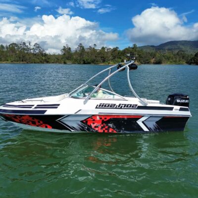 Wakeboard en Guatape en Lancha Deportiva de lujo Sencilla