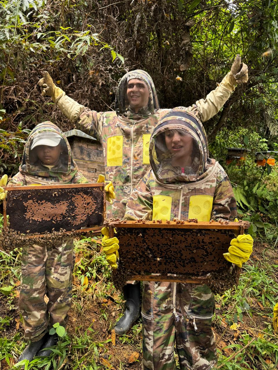 APICULTOR POR UN DÍA En San Rafael: Extrae la miel fresca de las abejas con tus propias manos - Image 2