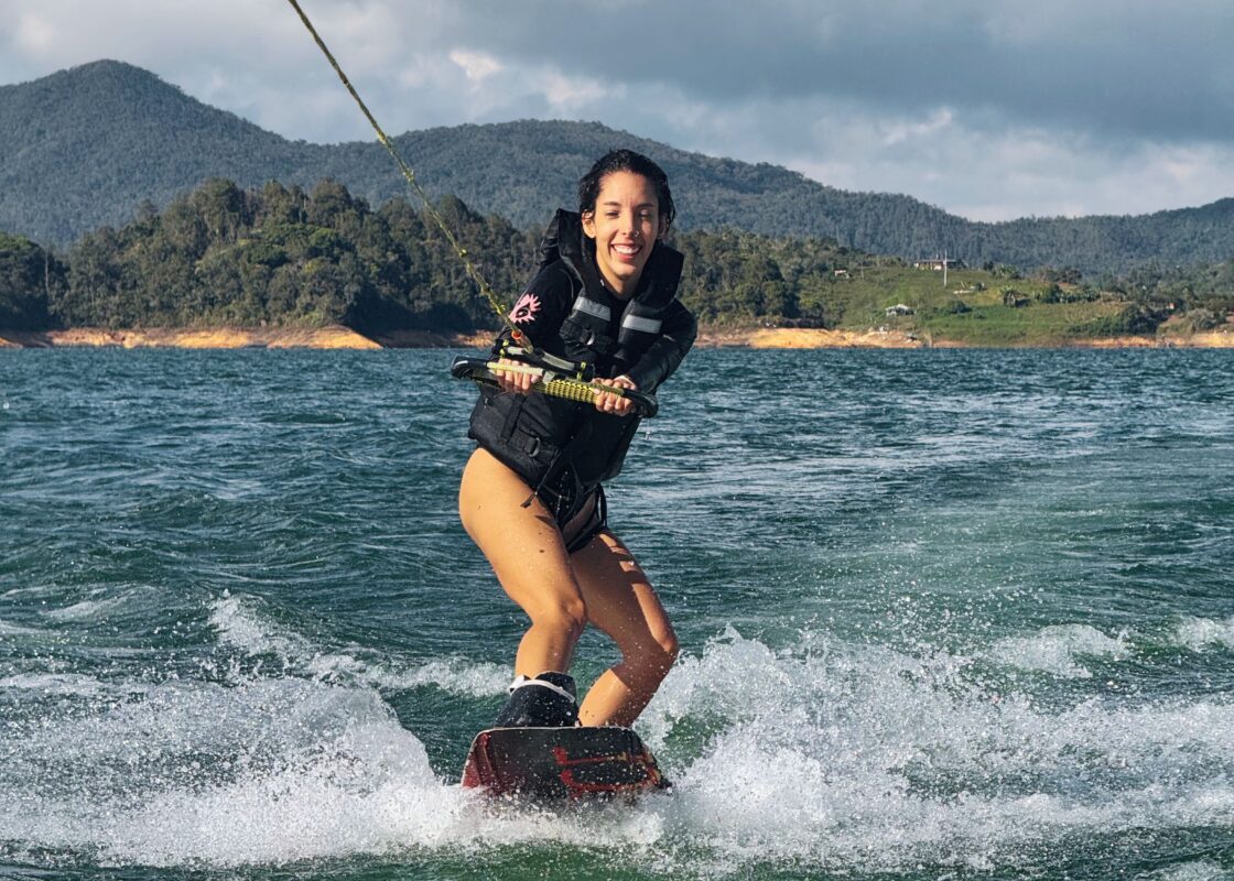 El wakeboard guatape un deporte de moda que todos quiere hacer.