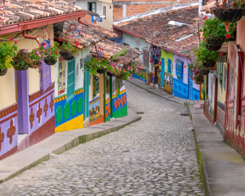 Calles de guatape tour a guatape con koora trip