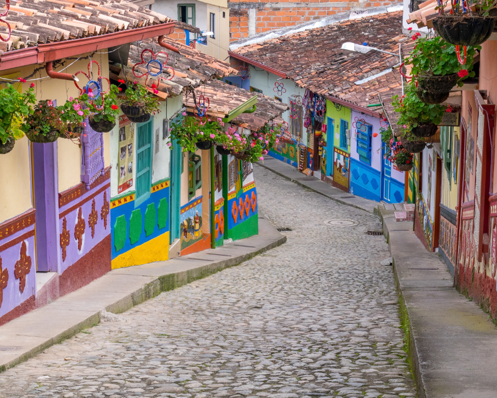 Calles de guatape tour a guatape con koora trip