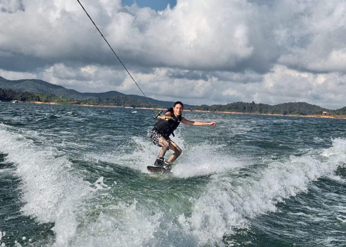 El wakeboard en el embalse de guatape,